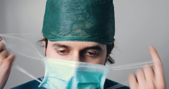 Medico sta per collassare e si toglie la mascherina