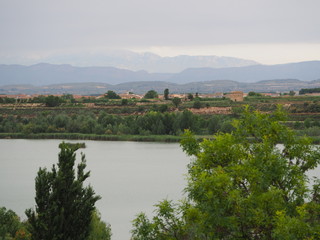 estanque de ivars y vilasana con las montañas de los pririneos al fondo, mollerussa, lerida, españa, europa