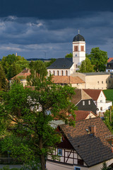 Kirche, Kirchturm, Dorf, vor Gewitterhimmel, dramatisch, Mosel, Zwickau, Sachsen, Deutschland