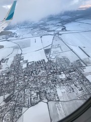 Blick aus dem Flugzeug auf Prag im Winter