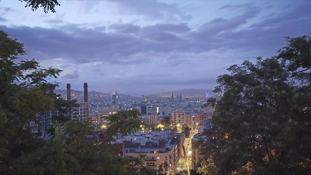 vista de barcelona al anochecer