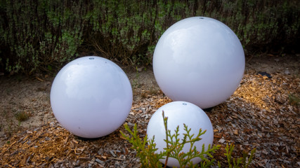LED Kugellampen in einem Vorgarten