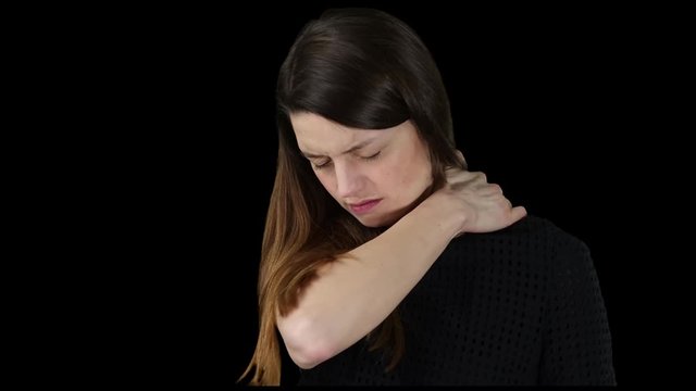 Junge Frau hat Schulterschmerzen. Sie massiert ihre Schulter mit der Hand. 