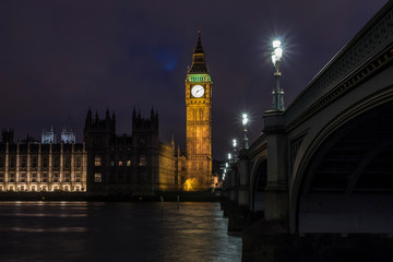 Fototapeta na wymiar houses of parliament at night