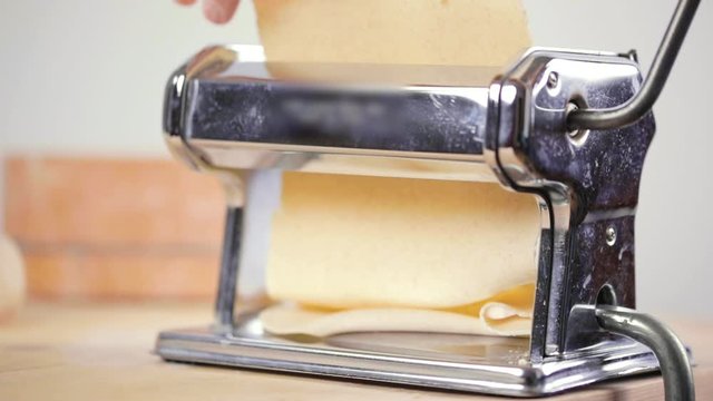 Sfoglia grezza di pasta all'uovo fatta con la macchinetta italiana.