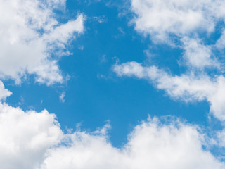 Wolken auf blauem Himmel im Frühling