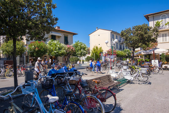 Fototapeta Piazza Garibaldi square in the historic centre of Forte dei Marmi, Province of Lucca, Italy
