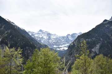 Fototapeta na wymiar Klausenpass in der Schweiz Berglandschaft 8.5.2020