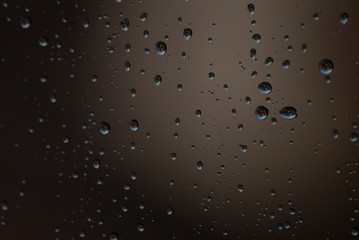 Gotas de agua sobre superficie ocre