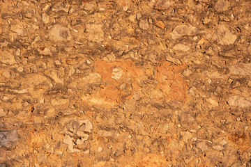 Muro de mortero, cemento y piedra de casa rústica antigua
