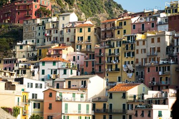 Fototapeta premium view of Manarola vilage in Cinque Terre with it's marvelous vivid houses on rocks near the sea