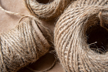 Ovillos de cuerda rústica natural