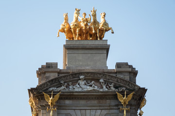 Obraz premium Fontaine in the parc de la Ciutadella in Barcelona. Close up of golden horses at the top