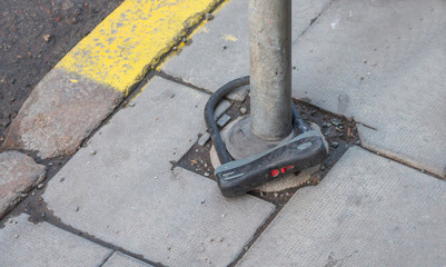 Lone bike lock. Bored, waiting.