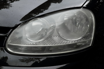 古くなった自動車のヘッドライト © RYU TAKAHASHI