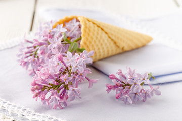 Fresh lilac on wooden table< romantic scene