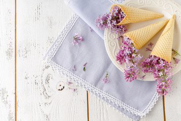 Fresh lilac on wooden table< romantic scene