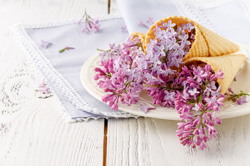 Fresh lilac on wooden table< romantic scene
