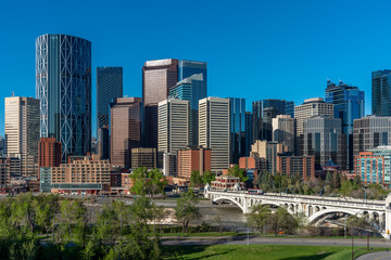 Fototapeta na wymiar View of Calgary's skyline on a beautiful spring morning. 