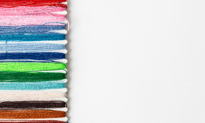 여러가지 색상의 십자수실