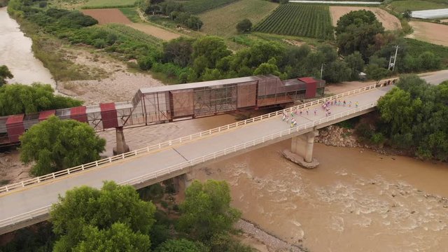 puente del valle con bailarines chapacos