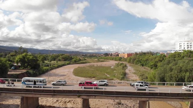 puente transitado con veh&iacute;culos de ciudad tarija