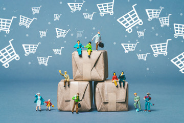 買い物をするミニチュア人物