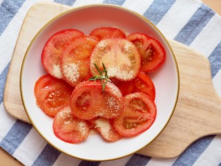 선선한 유기농 토마토와 설탕 
