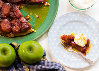 Apple tarte tatin with green apples and a slice served