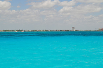 Fototapeta na wymiar hermosa vista del mar azul. playa en zona hotelera