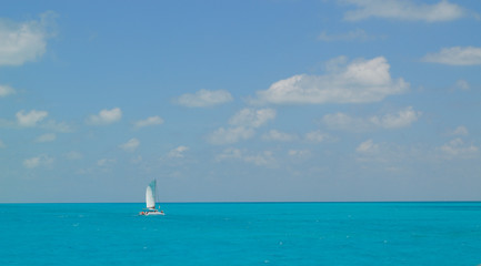 hermosa vista del mar azul con velero de fondo