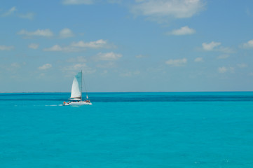 hermosa vista del mar azul con velero de fondo
