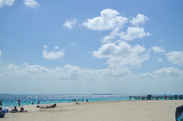 playa azul con cielo y nubes
