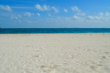 playa azul con cielo y nubes