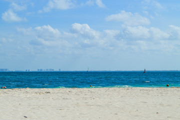 Obraz na płótnie Canvas playa azul con cielo y nubes