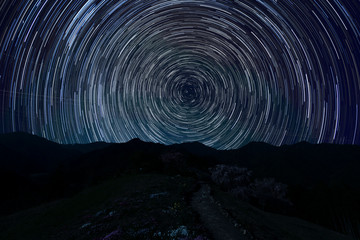 天空の村に星巡る