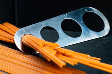 medidor de pasta por raciones con espaguetis picantes