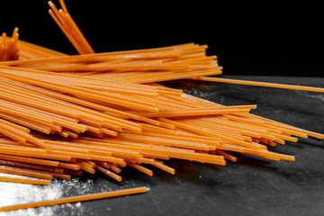 medidor de pasta por raciones con espaguetis picantes