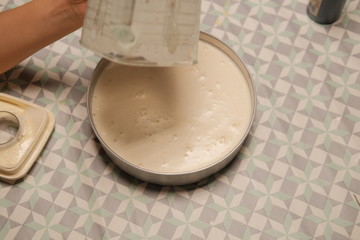 Verter mezcla liquida en molde para hornear pastel