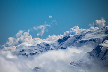 Fototapeta na wymiar Montañas nevadas de la Cordillera de los Andes en un día soleado después de la tormenta