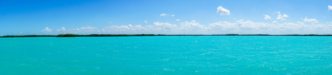 panoramica de la laguna color turquesa milagros en Huay Pix Chetumal Mexico © Serge