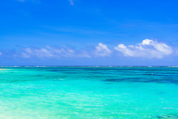 Obraz premium 宮古島・わいわいビーチの美しいサンゴ礁の海