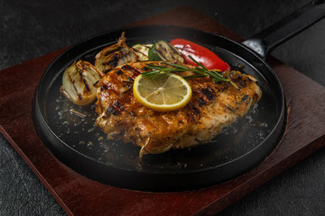 チキンのグリル　 iron pan and herb roasted chicken
