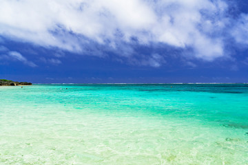 宮古島・わいわいビーチの美しいサンゴ礁の海