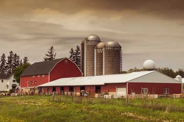 Barn and Silos under an Cloudy Afternoon Sky © Gottography