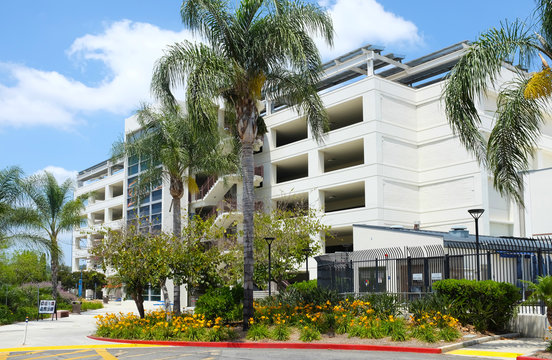 FULLERTON CALIFORNIA - 23 MAY 2020: The State College Parking Structure, Adjacent To The Student Recreation Center On The Campus Of California State University Fullerton, CSUF.