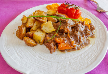 Ragoût de chevreuil et pommes sautées 