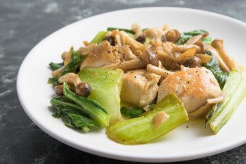 鶏肉とチンゲンサイの炒め物