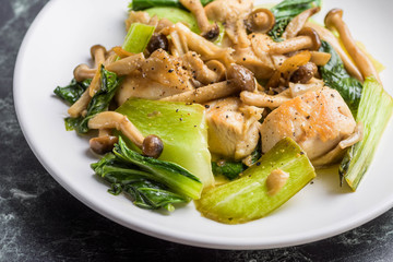 鶏肉とチンゲンサイの炒め物
