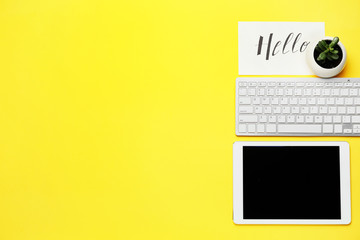 Obraz premium Computer keyboard with tablet PC on color background